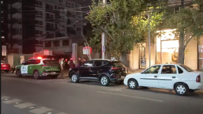 Hombre es asesinado a balazos en Independencia: fue encontrado sin vida en el hall de acceso de un edificio 