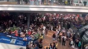 Caos en Mall Plaza Vespucio luego que influencer prometiera lanzar $700 mil pesos