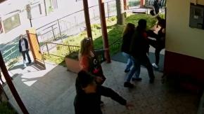 VIDEO | Apoderado golpea a mujer con arma en colegio de Hualpén: ataque ocurrió frente a estudiantes