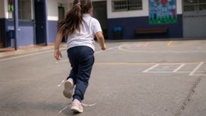 Impacto en Argentina por muerte de niña de 6 años tras absurdo accidente: se tropezó porque tenía los cordones desatados