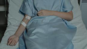 Hospital demanda a paciente en Estados Unidos: no se quiere ir a pesar que ya le dieron el alta