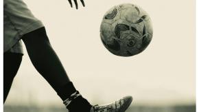 Conmoción en Ghana por asesinato a balazos a joven futbolista: estaba viajando en el bus del club