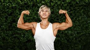 ¿Quién es Leonardo Saavedra, el “Ken” de “Vecinos al límite”?: “Me gusta figurar, llamar la atención, que si estoy en un lugar que se note que estoy”