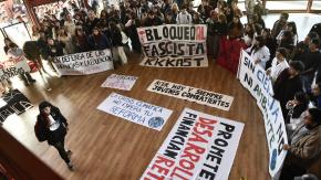 El singular petitorio estudiantil entregado a la ministra Ximena Lincolao minutos antes de ser agredida