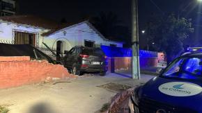 Vehículo chocó contra hogar de ancianos en La Cisterna: conductor escapó