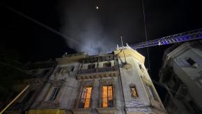 Dos lesionados tras incendio en Santiago: Mujer se lanzó desde tercer piso y cayó sobre un carabinero 