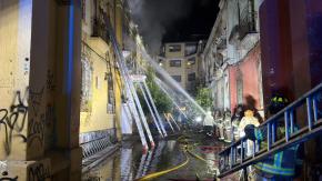 Gran incendio en centro histórico de Santiago: Bomberos emite tercera alarma