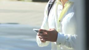 Peligro en la calle: 60% camina "pegado" al celular