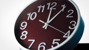 ¡No es solo dormir una hora más!: Tips para prepararse para el cambio de hora en Chile