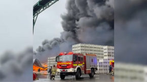 Reportan gigantesco incendio en planta industrial de El Monte
