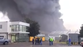 Reportan gigantesco incendio en planta industrial de El Monte