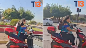 VIDEO | Sin casco y sin patente: Mujer llevaba una bebé mientras conducía una moto en Quilicura