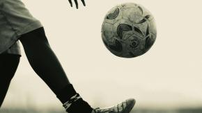 Conmoción en Ghana por asesinato a balazos a joven futbolista: estaba viajando en el bus del club