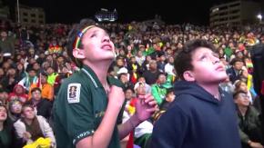 Con el corazón roto, pero orgullosos, los hinchas bolivianos se unen tras la derrota ante Irak