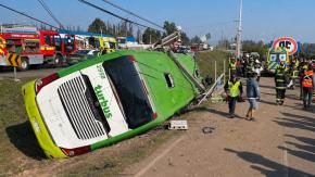 Al menos dos fallecidos y una decena de heridos deja accidente de bus de dos pisos en Teno