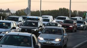 Santiago casi no reduce sus tacos pese al alza de las bencinas: Metro se llena pero el auto sigue dominando