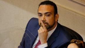 El estilo de Karim Bianchi, el controvertido senador al que ahora apuesta La Moneda para aprobar el plan Quiroz