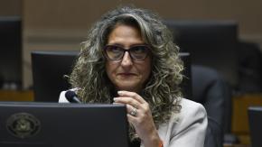 Subsecretaria de Seguridad bajo la lupa: defendió a banda ligada a portonazos e imputado por Ley de Armas