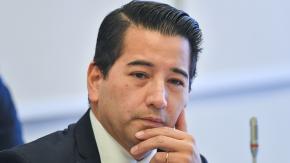 "Esto me pasa hoy a mí, pero mañana le puede pasar a cualquiera": Diputado Olivares anuncia querella tras agresión