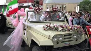 Bodas públicas en Teherán de parejas dispuestas al sacrificio en la guerra