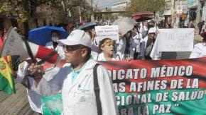 "Para los pacientes, oxígeno y comida", piden médicos en marcha contra bloqueos en Bolivia