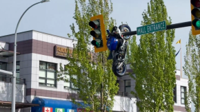 VIDEO | Motocicleta terminó colgando de un semáforo tras impactante choque en Canadá