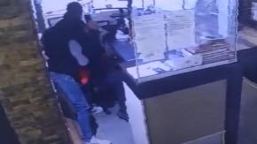Captan impactante agresión a conserje en edificio de Santiago: trabajador recibió varias puñaladas