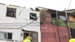 Incendio en Cerro 18 de Lo Barnechea: hay tres viviendas afectadas