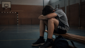 "Con toalla de papel trataban de secarle la sangre": La denuncia de madre de alumno con TEA agredido en colegio de Viña del Mar