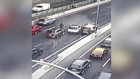 Robaban objetos de autos estacionados: Escaparon por cuatro comunas y chocaron en autopista