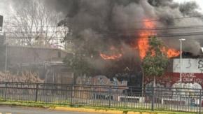 Voraz incendio se registra en casa habitación en Independencia 
