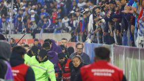 Actualizan estado de salud de hincha de U. Católica que salió en ambulancia del Claro Arena: Sufrió un evento cardiovascular