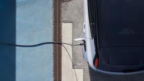 Alza de bencinas: cuánto cuesta hoy recorrer 100 km en un auto eléctrico vs un auto a combustión