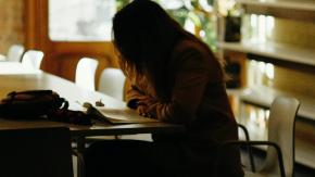 Trabajadora ganó demanda a pub de Santiago: fue despedida en represalia por denunciar por Ley Karin y recibirá millonaria indemnización