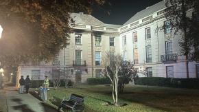 Incendio en edificio antiguo deja una mujer herida y dos de sus mascotas fallecidas