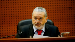 El polémico estilo de Daniel Urrutia, el juez que resolverá si enviar o no a prisión preventiva a Joaquín Lavín León