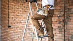 Albañiles hallaron joyas ocultas en pared mientras remodelaban casa en Las Condes: avalúo alcanza 300 millones y ahora enfrentan querella