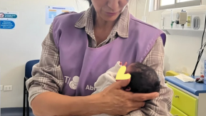 Así puedes postular al voluntariado para abrazar bebés en situación de abandono: estos son los requisitos