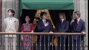 Estrellas del K-pop BTS saludan a fanáticos mexicanos desde el balcón presidencial