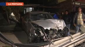 Joven habría intentado huir de encerrona y terminó chocando contra poste y casa en La Pintana