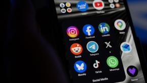 Las redes sociales y los videos superan a los medios tradicionales para informar por primera vez en 2026