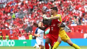 VIDEO | Lo golpeó con sus puños en la cabeza: El escalofriante choque en partido de Canadá y Bosnia por el Mundial