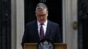 Duró menos de dos años en el cargo: Renuncia el primer ministro británico Keir Starmer