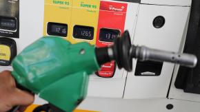 Bencinas bajaron hasta $117: Revisa dónde encontrar el combustible más barato en tu comuna o región