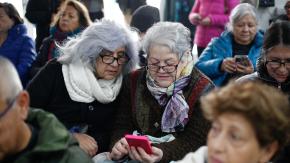 Falsos funcionarios municipales estafan a adultos mayores: les ofrecen beneficios sociales