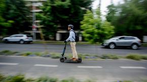 Scooters eléctricos: el nuevo mercado que domina la movilidad urbana en Chile (y las cifras detrás)