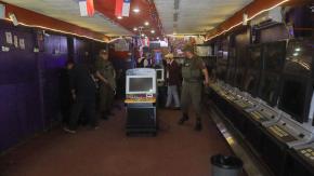 Había hasta un ciclón millonario: Desbaratan 29 casinos clandestinos en Santiago y Valparaíso