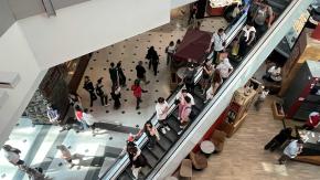 Justicia ordena millonaria indemnización a mujer golpeada por botella en centro comercial