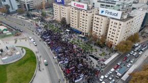 Marcha estudiantil que se desplaza por la Alameda: hay cortes de tránsito y cierre de estaciones en Metro 