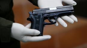 Será ley: aprueban prohibición de porte y tenencia de armas para procesados o condenados por VIF